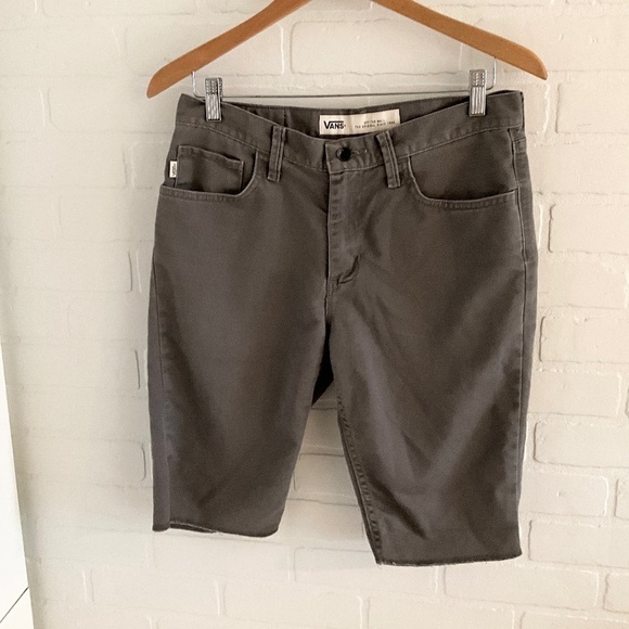 VANS Men’s Bermuda shorts Gray Relaxed fit Utility Skater Pockets Size 30 - Picture 2 of 9